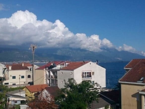 Baošići'de Deniz Manzaralı Satılık Dubleks Dairenin Oturma Odası