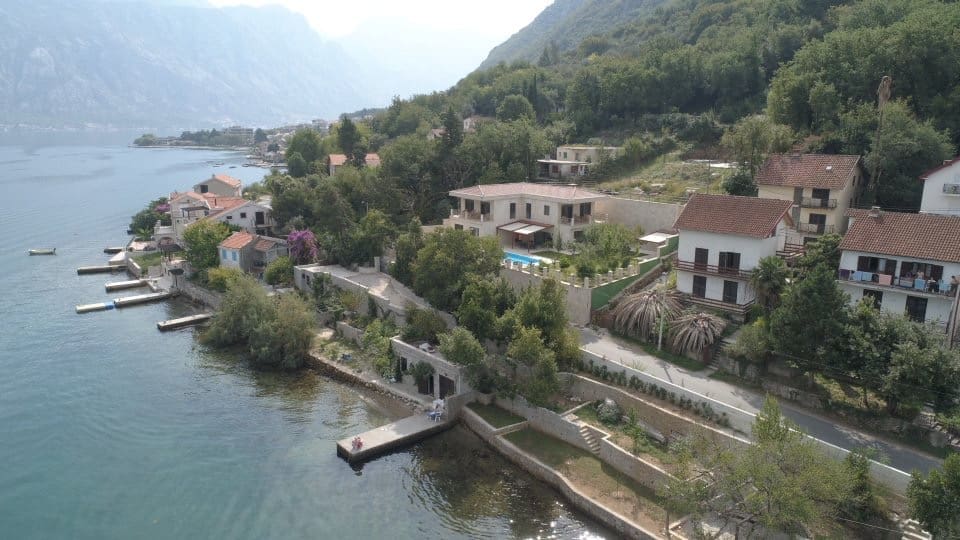 Вілла на березі моря в затоці Боко-Которська на продаж