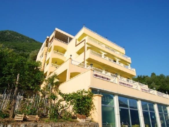 Готель на березі моря на продаж у Чорногорії