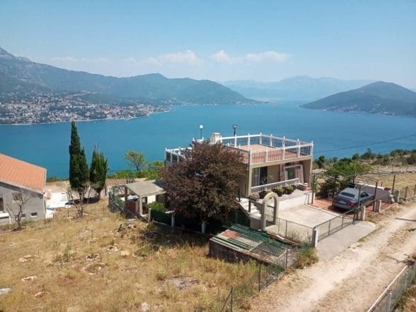 Vila Sa Stanovima U Blizini Igala