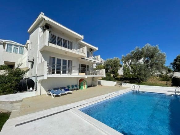 Bar'da Satılık Güneşli Villa