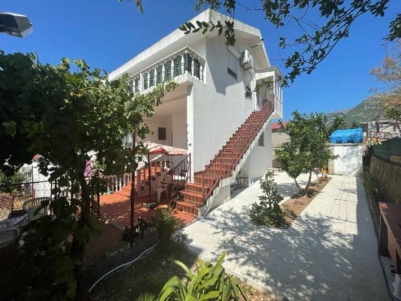 Sutomore'de Deniz Manzaralı Ev