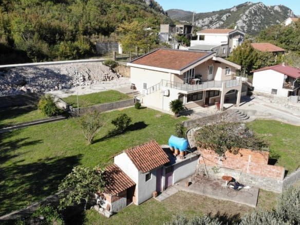 Sutomore'de Geniş Arazili Ev