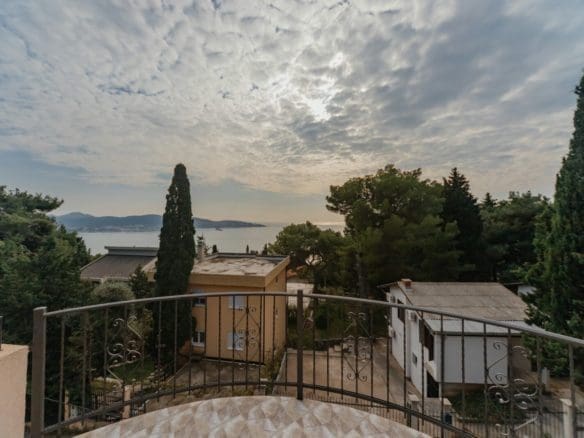 Kuća s pogledom na more u Baru