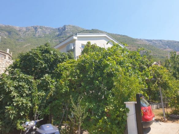 Kuća s pogledom na more u Sutomoru