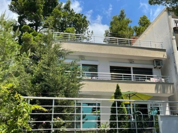 Kuća sa bazenom u borovoj šumi blizu Bara