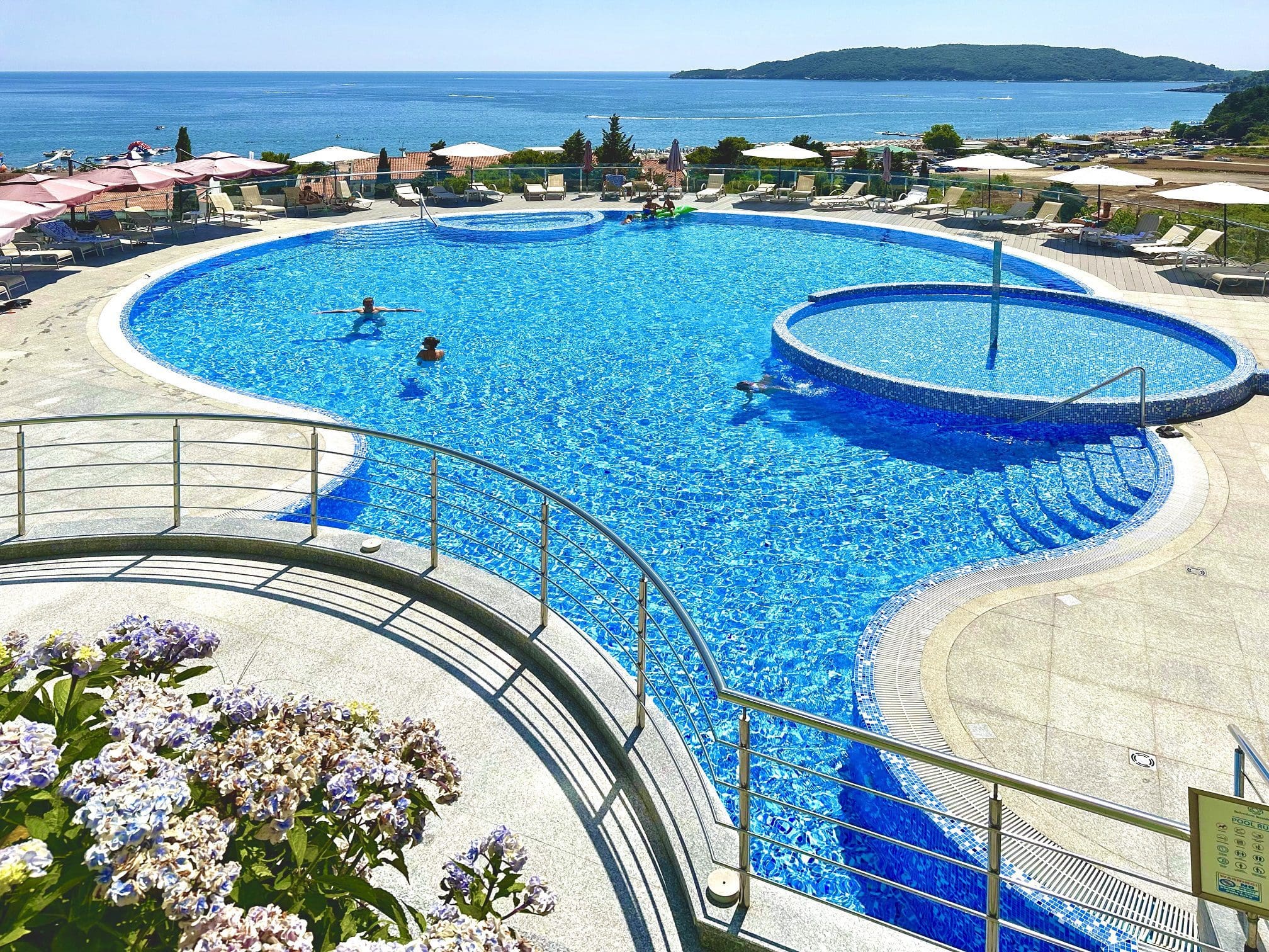 Преміальний апартамент у комплексі з басейном