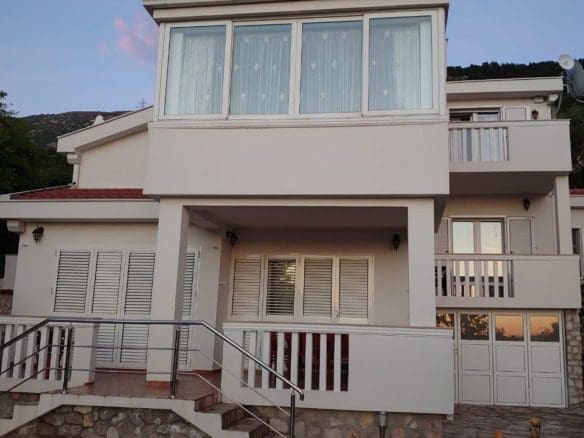 Atemberaubende zweistöckige Villa mit Panoramablick in Montenegro