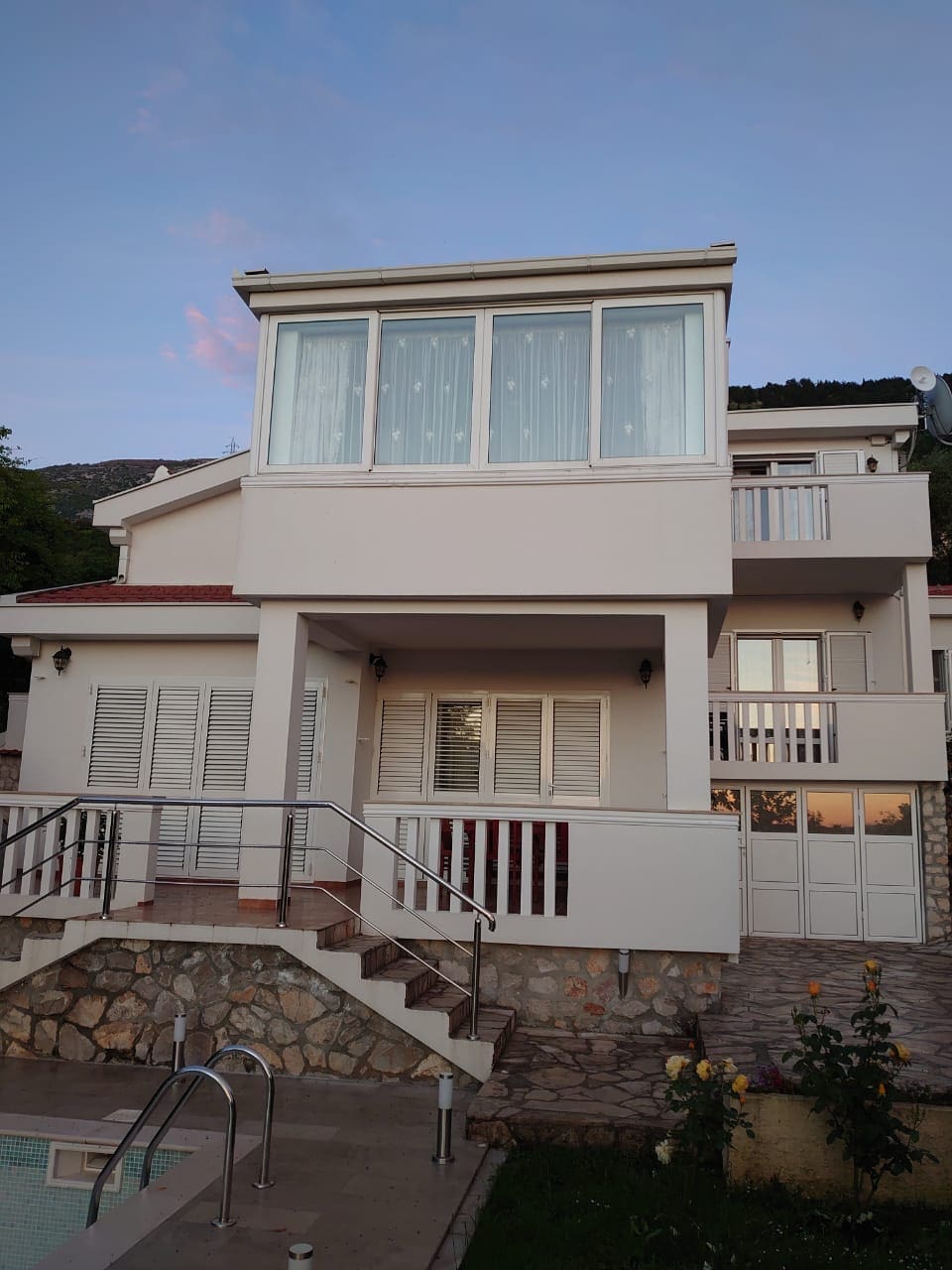 Karadağ'da Manzaralı Muhteşem İki Katlı Villa