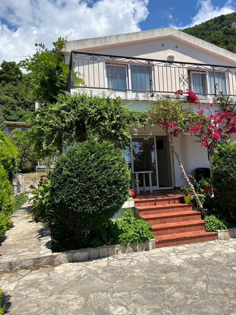 Familienhaus mit Pool in Budva zu verkaufen