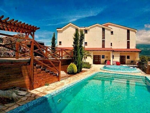 Karadağ'da Panoraması Olan Lüks Müstakil Daire