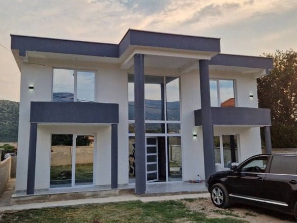 Современный двухэтажный дом в продаже в Баре-Поле