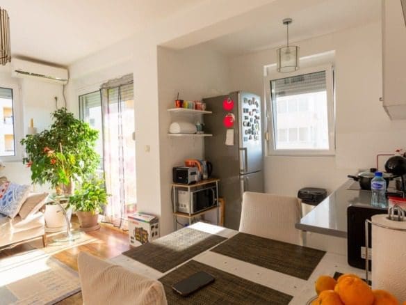 Prodaje se prostrani stan s djelimičnim pogledom na more