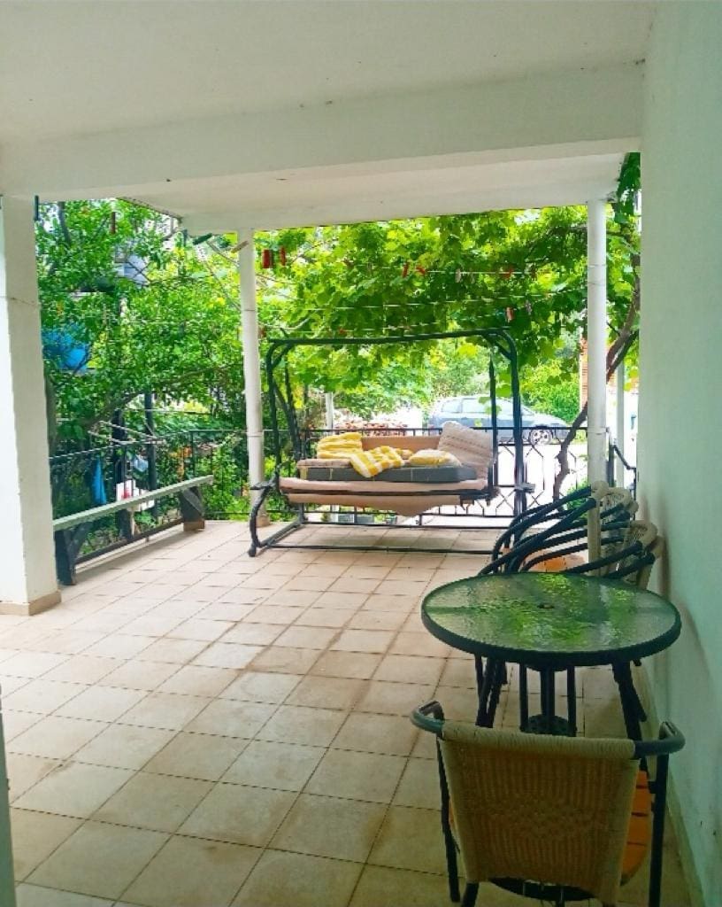 Prostrani trosoban stan u Sutomoru