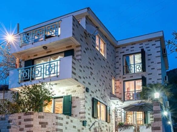 A Beautiful And Cozy Villa With Pool In Bečići