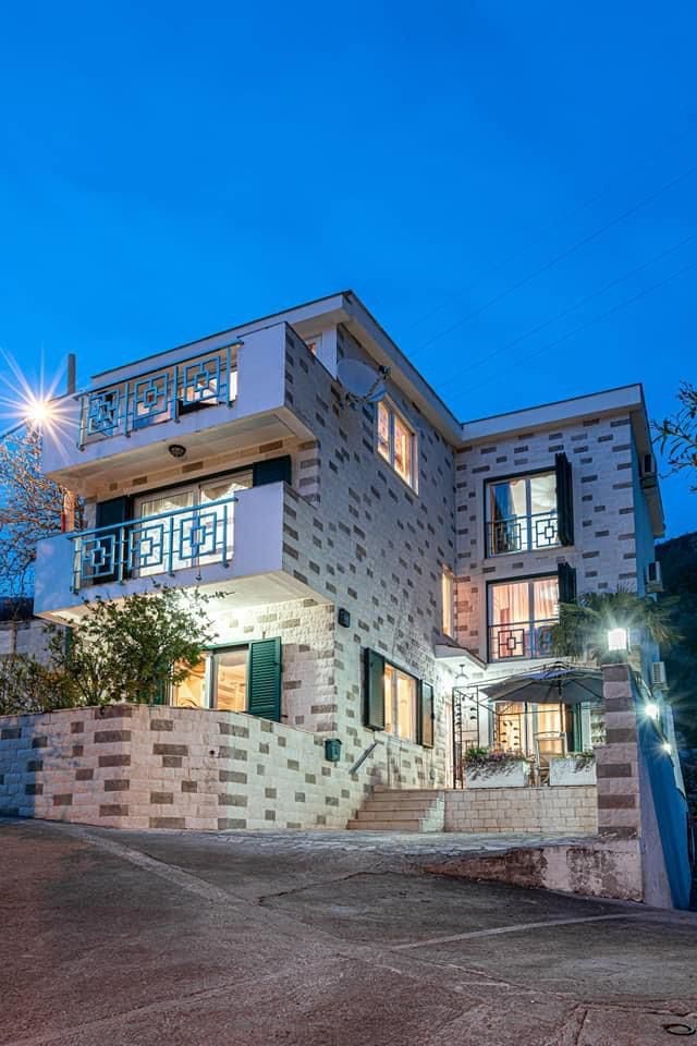 Прекрасная и уютная вилла с бассейном в Бечичах