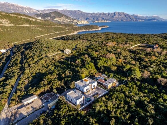 Drei beeindruckende Villen mit gemeinsamem Pool