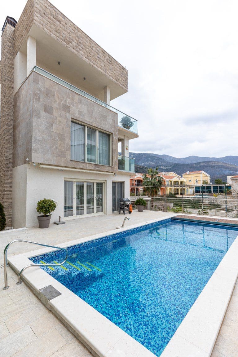 Montenegro-Luxusvilla Oase mit Pool