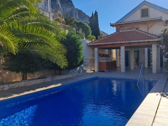 Traditionelles Steinhaus mit Pool – Beispiel für Häuser zum Verkauf in Montenegro