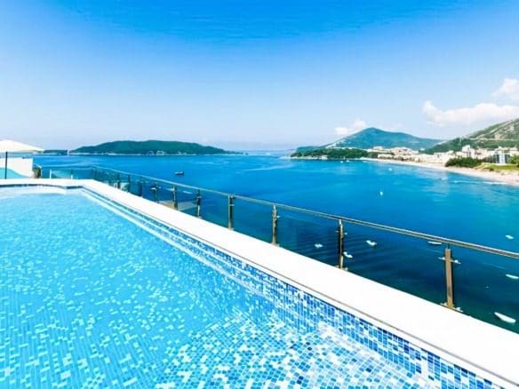 Простора квартира на першій лінії в Рафаїловичах