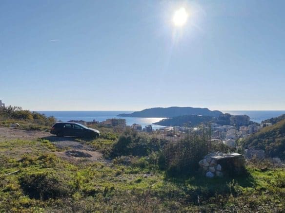 Przestronna działka z domem do remontu na sprzedaż w Bečici