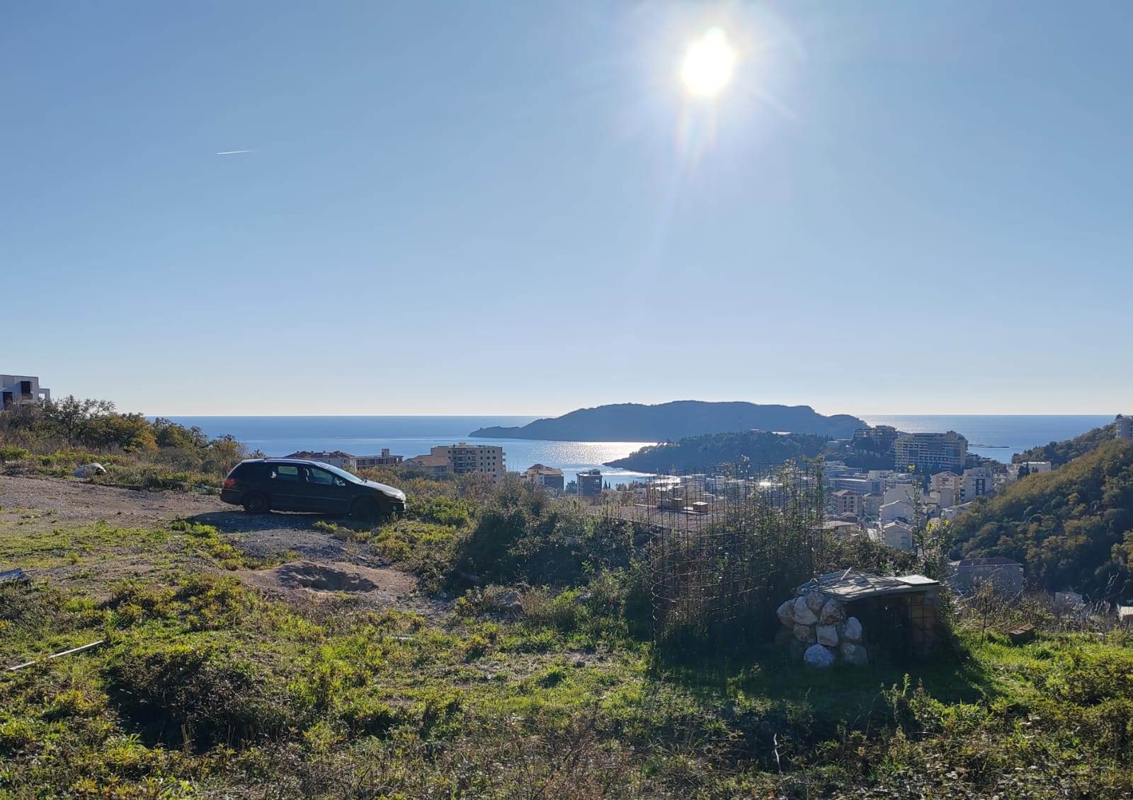 Przestronna działka z domem do remontu na sprzedaż w Bečici