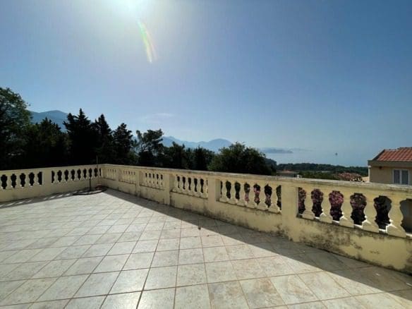 Просторий 7-кімнатний будинок на продаж у Сутоморі