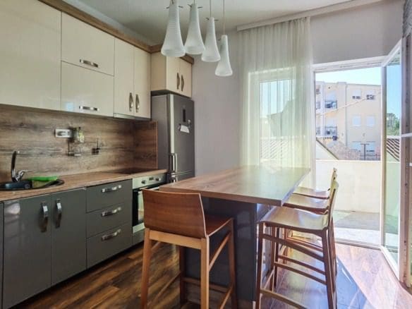 Просторный дом на продажу в Баре, Черногория