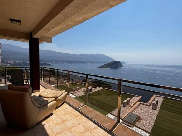 Budva'da Panoramik Manzaralı Geniş Daire