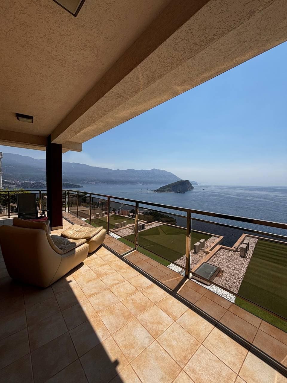 Budva'da Panoramik Manzaralı Geniş Daire