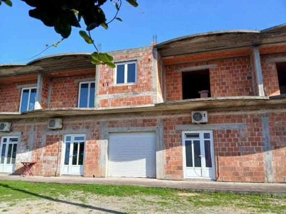 Просторий 8-квартирний будинок з дозволом на будівництво