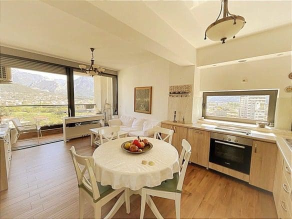 Bar'da Satılık Geniş ve Mobilyalı İki Yatak Odalı Daire