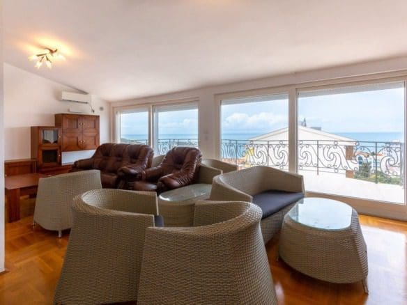 Простора 2-Кімнатна Квартира з Видом на Море