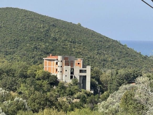 Luxuriöse 5-Schlafzimmer-Villa an der Klippe in Budva