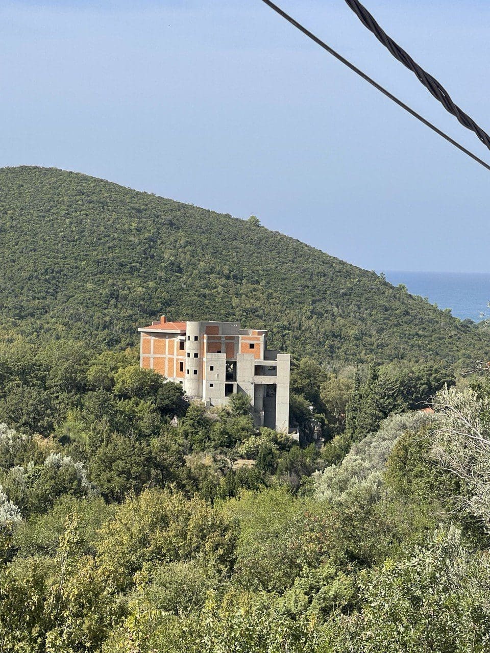 MRE-property (1) Luxurious 5-Bedroom Villa on the Cliff in Budva