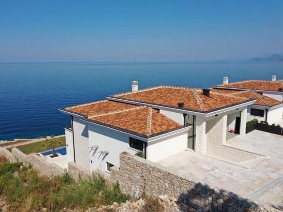 Современная вилла на первой линии в Баре