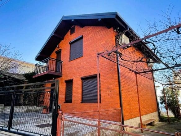 Karadağ Sutomore'da Satılık Deniz Manzaralı Ev - Bar'da Satılık Ev