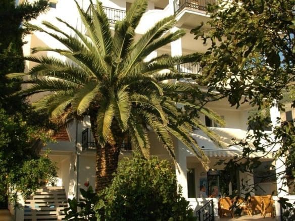 Чотириповерховий апарт-готель на продаж у Сутоморе