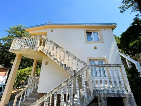 Dom z widokiem na morze w Sutomore z zewnątrz