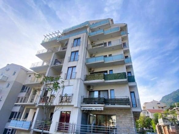 Przestronne mieszkanie 2-pokojowe w Budvie z widokiem na morze – elewacja budynku