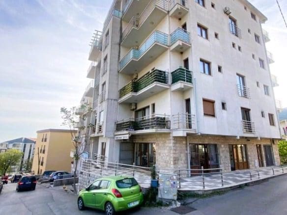 Mieszkanie na sprzedaż w Budva Lazi z widokiem na morze – widok na budynek