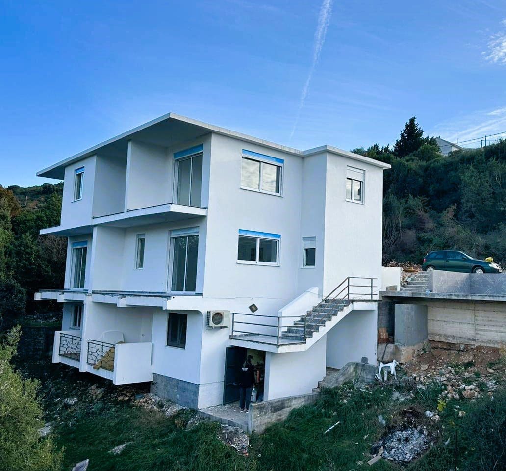 Apartments with Sea View in Utjeha