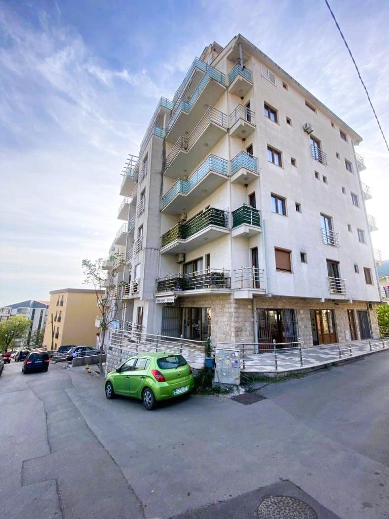 Apartman na prodaju sa pogledom na more u Lazima, Budva – pogled na zgradu