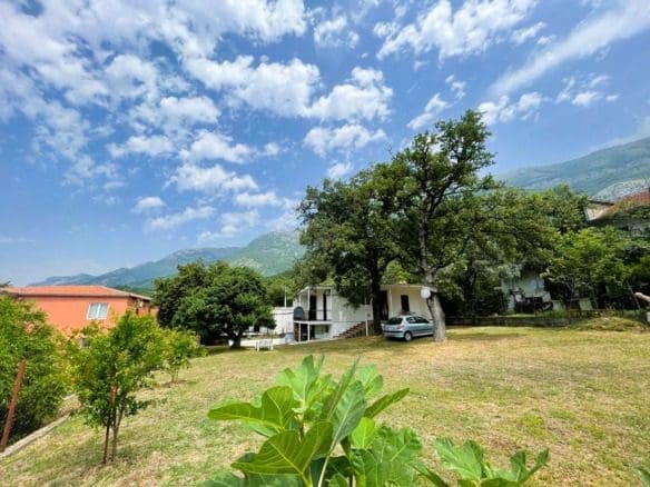 Семейный дом на продажу в Сутоморе с видом на море