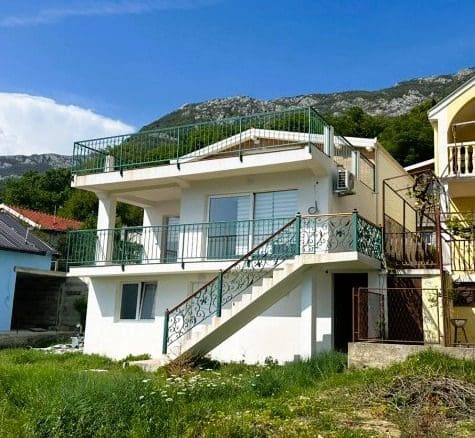 Современный дом на продажу в Сутоморе