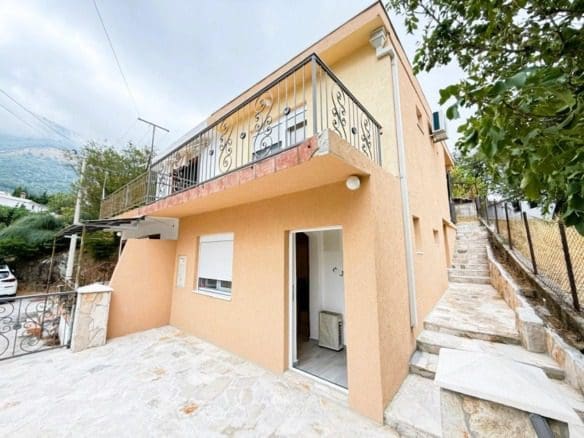 Дом с видом на море в Сутоморе