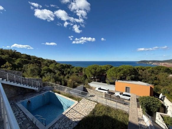 Kuća na Ratcu u Baru sa pogledom na more