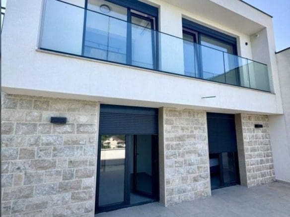 Maisonette-Wohnung zur Miete in Tivat