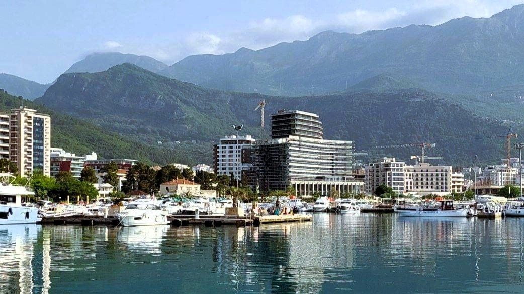Budva Sahil Bölgesinde Yeni Lüks Binalar