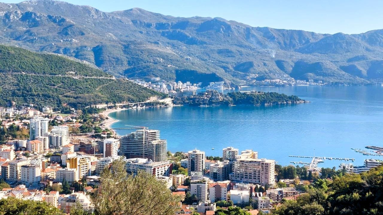 Віза цифрового кочівника для Чорногорії 2026: Вимоги, правила доходу та де оселитися